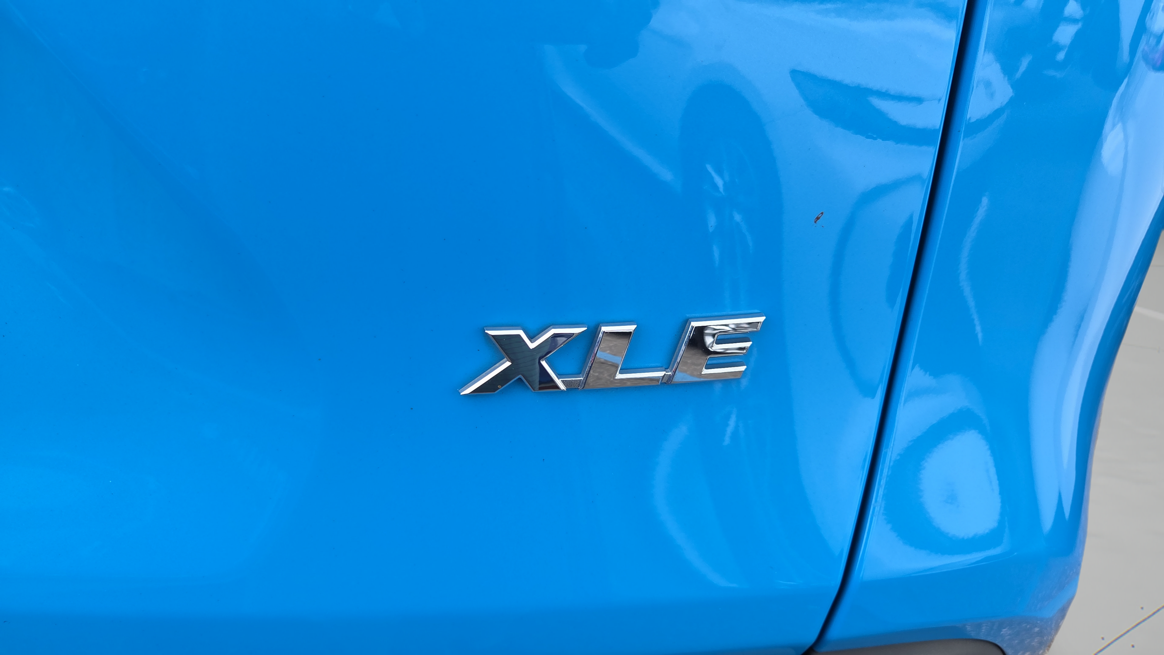 Used 2021 Toyota RAV4 XLE Premium FWD image 5