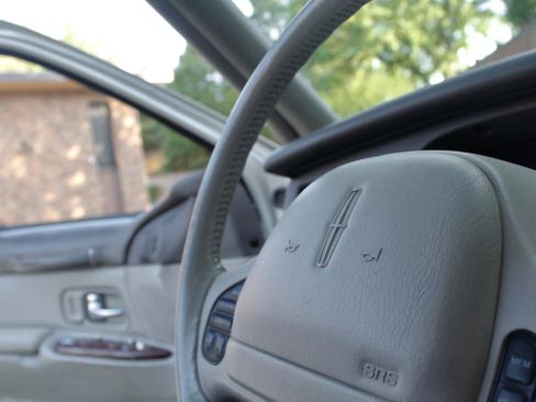 Used 1997 Lincoln Town Car Signature RWD image 54
