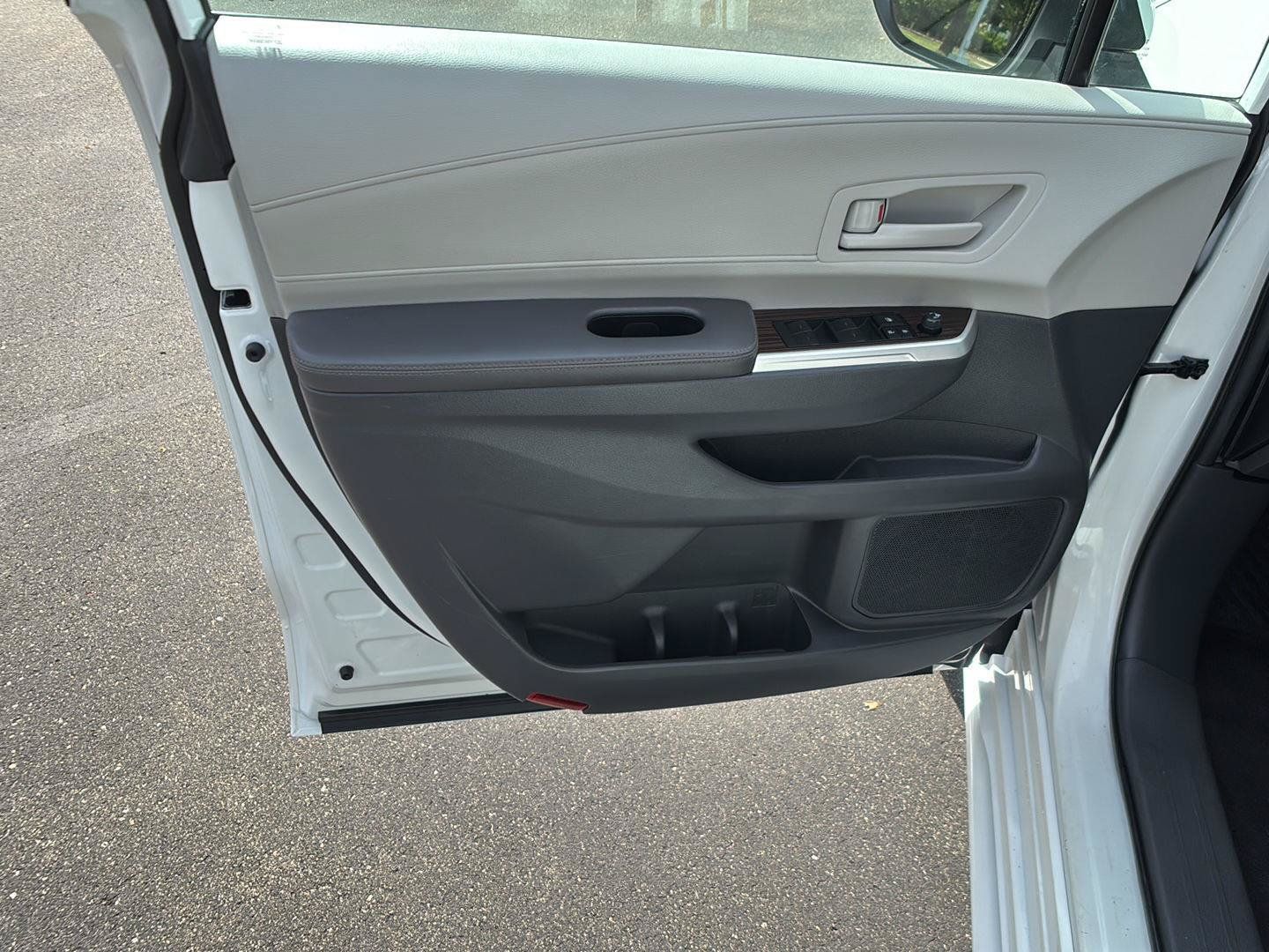 Used 2024 Toyota Sienna LE AWD/4WD image 6