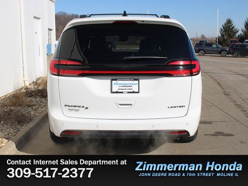 Used 2025 Chrysler Pacifica Limited image 5