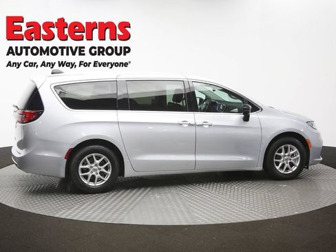 Used 2024 Chrysler Pacifica Touring-L FWD image 44