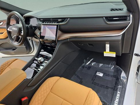 New 2025 Jeep Grand Cherokee Summit w/ MOPAR Finishing Package image 29