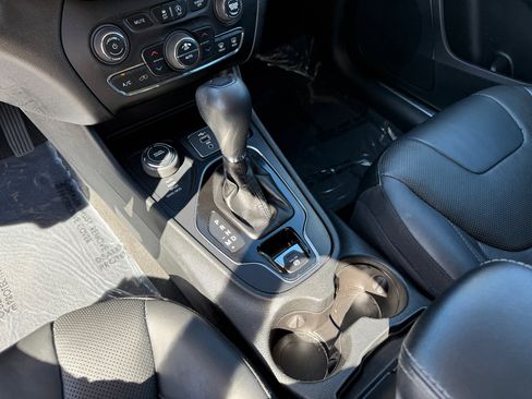 Used 2019 Jeep Cherokee Limited w/ Luxury Group image 18