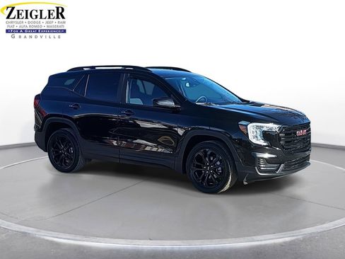Used 2022 GMC Terrain SLE w/ Driver Convenience Package image 3