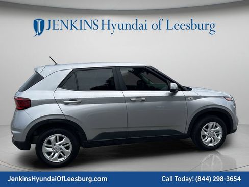 Certified 2024 Hyundai Venue SE FWD image 4