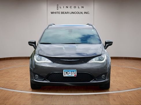 Used 2020 Chrysler Pacifica Limited w/ S Appearance Package FWD image 2
