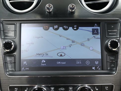 Used 2017 Bentley Bentayga AWD/4WD image 33
