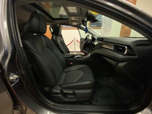 Used 2020 Toyota Camry SE w/ Sunroof Package image 19