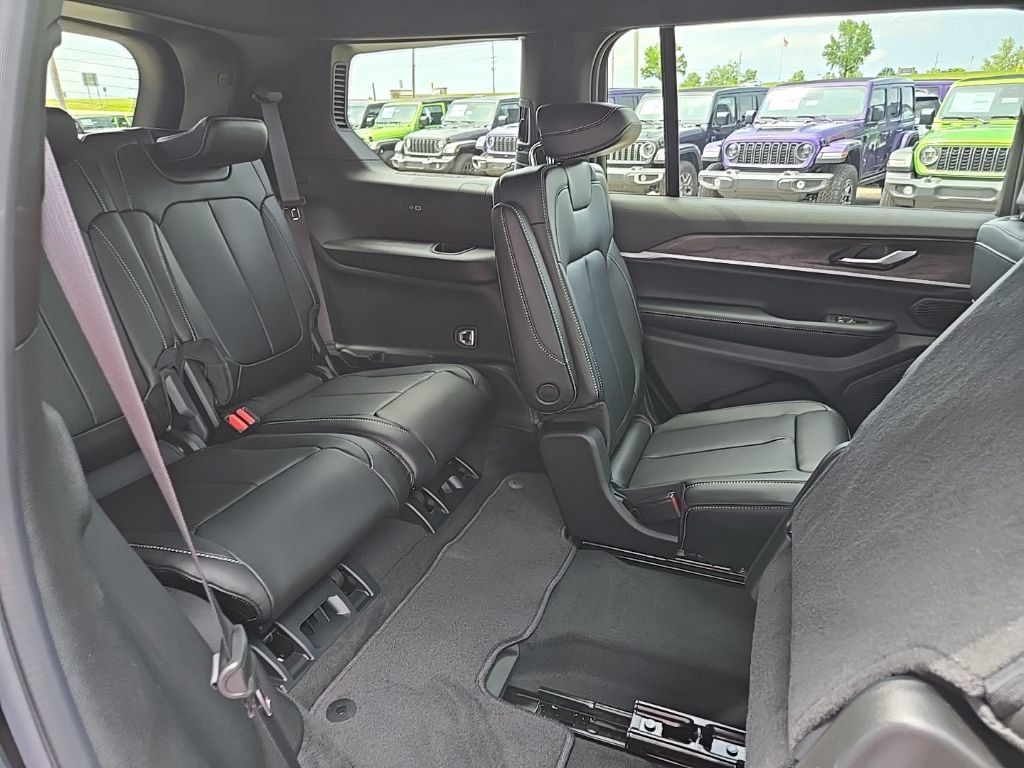 New 2026 Jeep Grand Cherokee L Limited w/ Limited Altitude Package AWD/4WD image 90