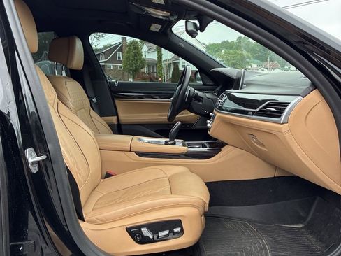 Used 2022 BMW 750i xDrive w/ Executive Package AWD/4WD image 16