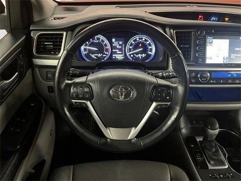Used 2017 Toyota Highlander Limited Platinum image 12