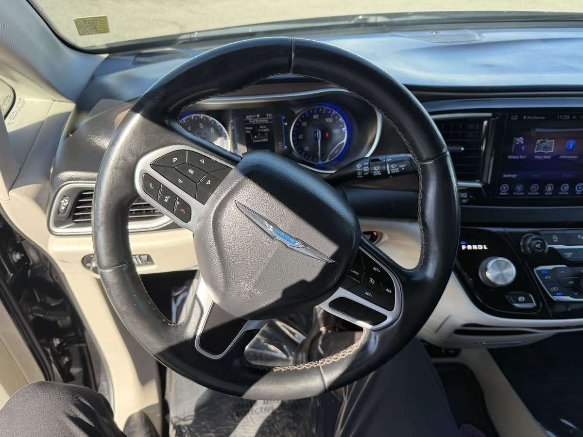 Used 2017 Chrysler Pacifica Touring-L FWD image 7