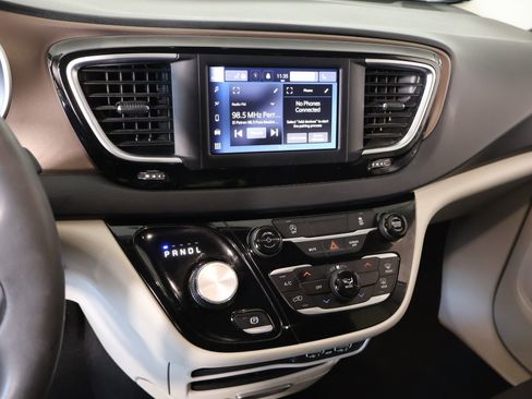 Used 2022 Chrysler Voyager LX image 5