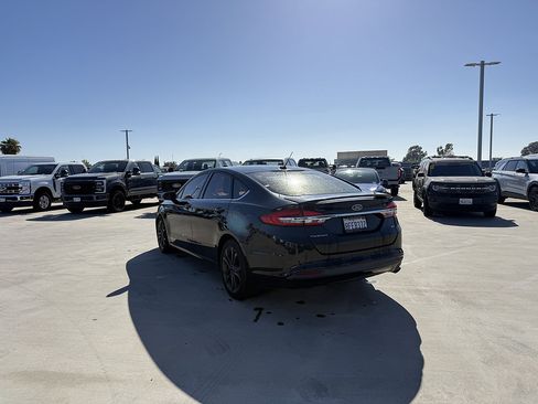 Used 2018 Ford Fusion SE FWD image 2