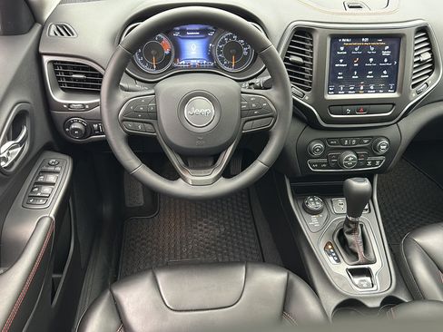Used 2019 Jeep Cherokee Trailhawk w/ Comfort/Convenience Group AWD/4WD image 11