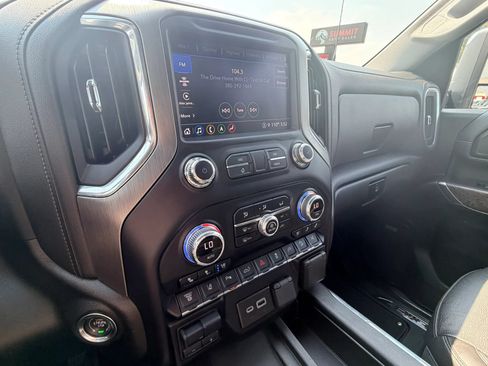 Used 2022 GMC Sierra 2500 Denali w/ Denali Black Diamond Edition AWD/4WD image 18