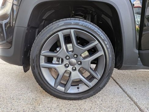 Used 2019 Jeep Renegade Limited w/ Quick Order Package 22P AWD/4WD image 13