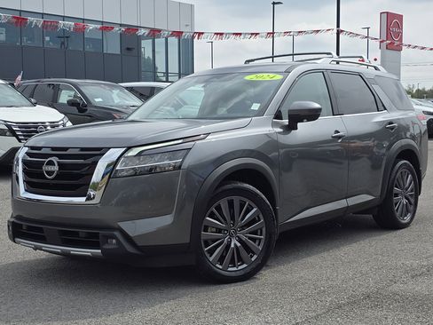 Used 2024 Nissan Pathfinder SL w/ SL Premium Package image 2