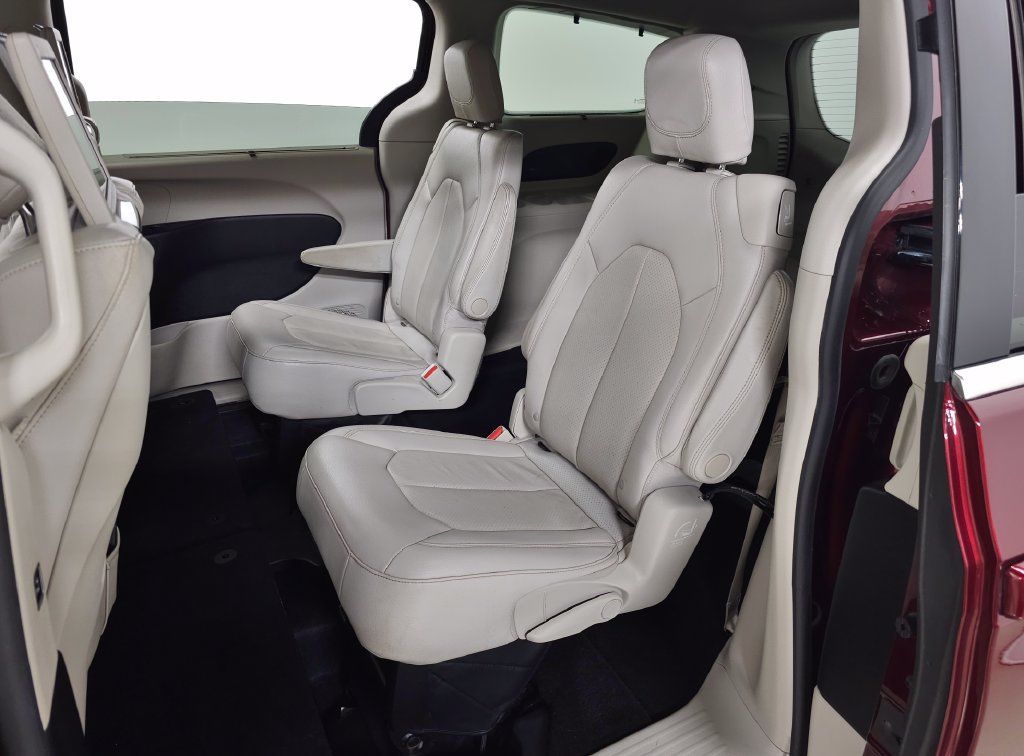 Used 2017 Chrysler Pacifica Touring-L Plus w/ Tire & Wheel Group FWD image 29