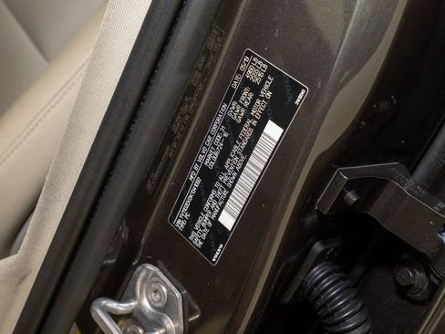 Used 2019 Volvo V60 T5 Momentum image 23