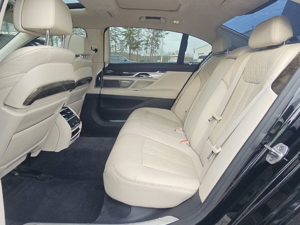 Used 2018 BMW 750i w/ Executive Package RWD image 10