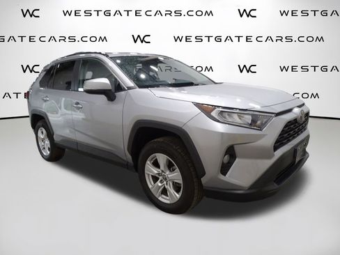 Used 2021 Toyota RAV4 XLE w/ Convenience Package FWD image 2