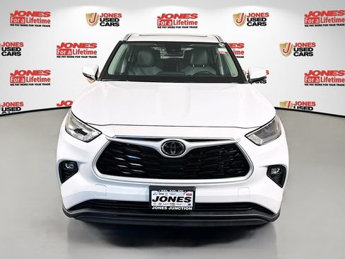 Used 2022 Toyota Highlander XLE AWD/4WD image 12