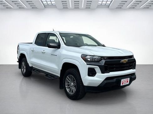 Used 2023 Chevrolet Colorado LT w/ LT Convenience Package II AWD/4WD image 2