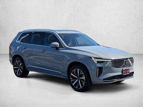 Certified 2026 Volvo XC90 B5 Core AWD/4WD image 3