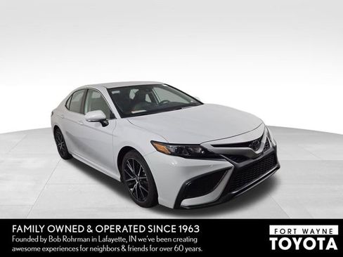 Used 2024 Toyota Camry SE image 4