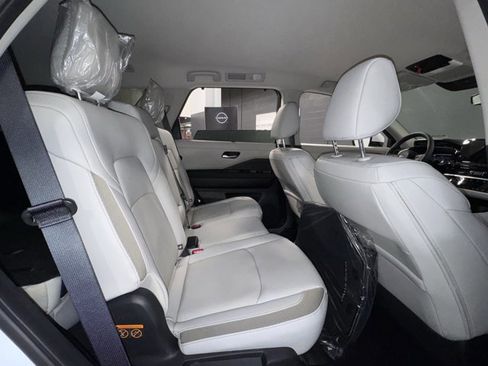 New 2025 Nissan Pathfinder SL image 9