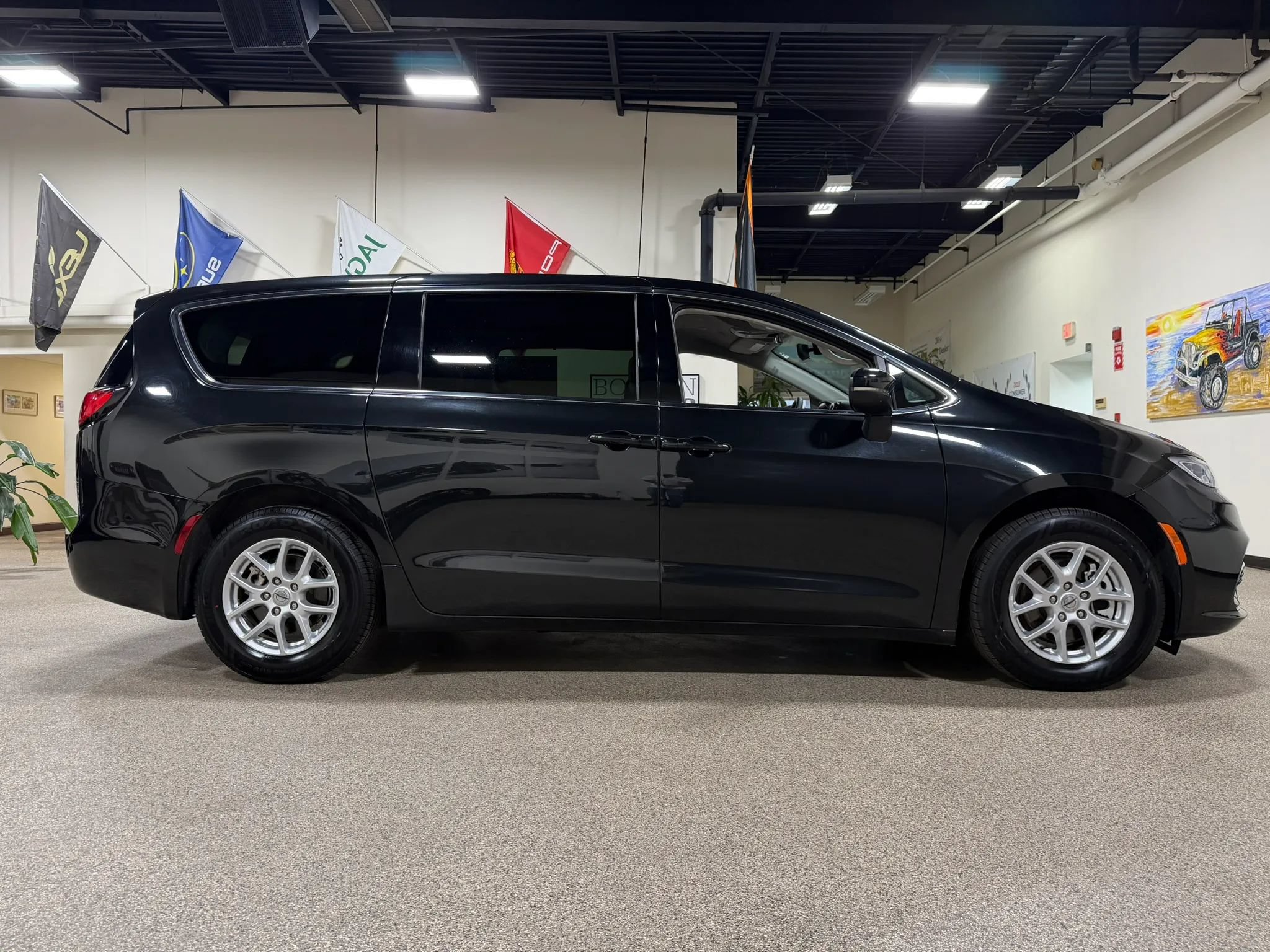 Used 2023 Chrysler Pacifica Touring-L FWD image 4