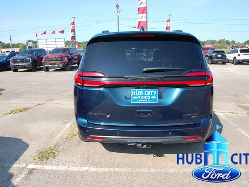 Used 2023 Chrysler Pacifica Limited w/ Uconnect Theater Family Group AWD/4WD image 4