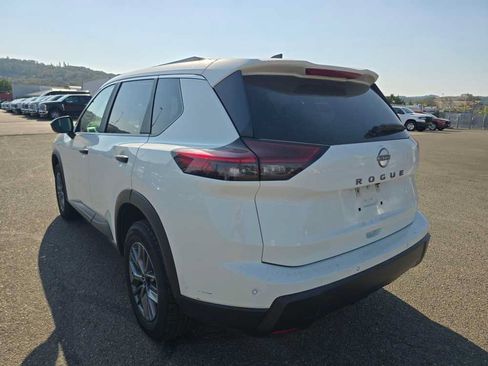 Used 2024 Nissan Rogue S FWD image 2