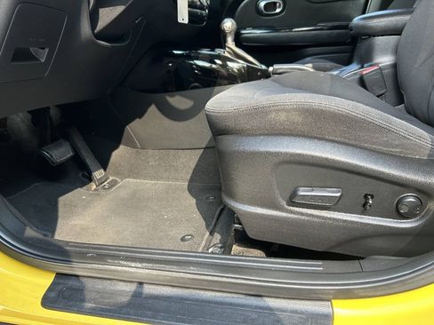 Used 2014 Kia Soul ! FWD image 12