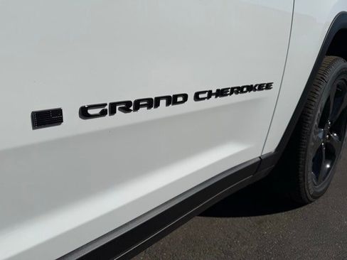 New 2025 Jeep Grand Cherokee Altitude image 9
