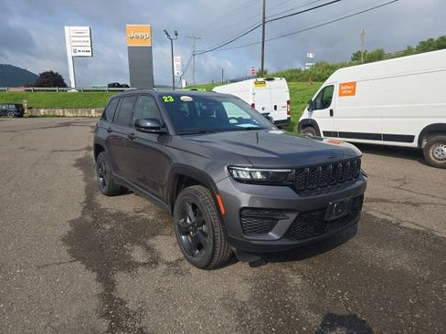 Used 2023 Jeep Grand Cherokee Altitude AWD/4WD image 2