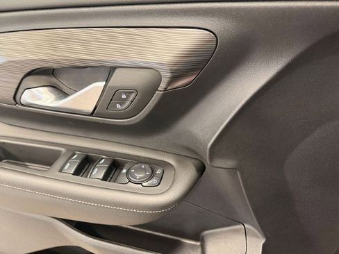 Used 2024 GMC Terrain SLE w/ Driver Convenience Package image 18