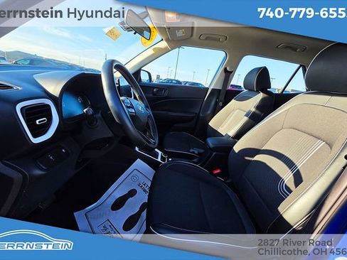 Used 2023 Hyundai Venue Limited image 21
