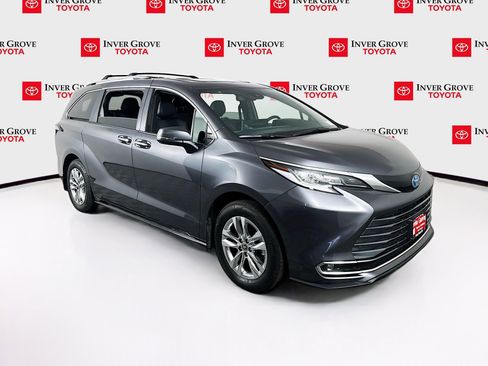 Used 2025 Toyota Sienna Limited image 3