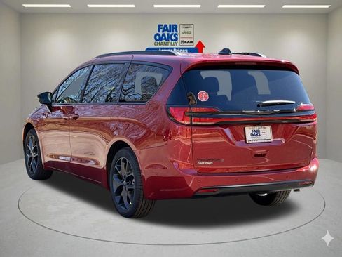 New 2026 Chrysler Pacifica Select w/ S Appearance Package FWD image 9