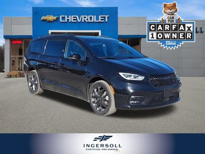 Used 2022 Chrysler Pacifica Limited w/ Uconnect Theater Family Group