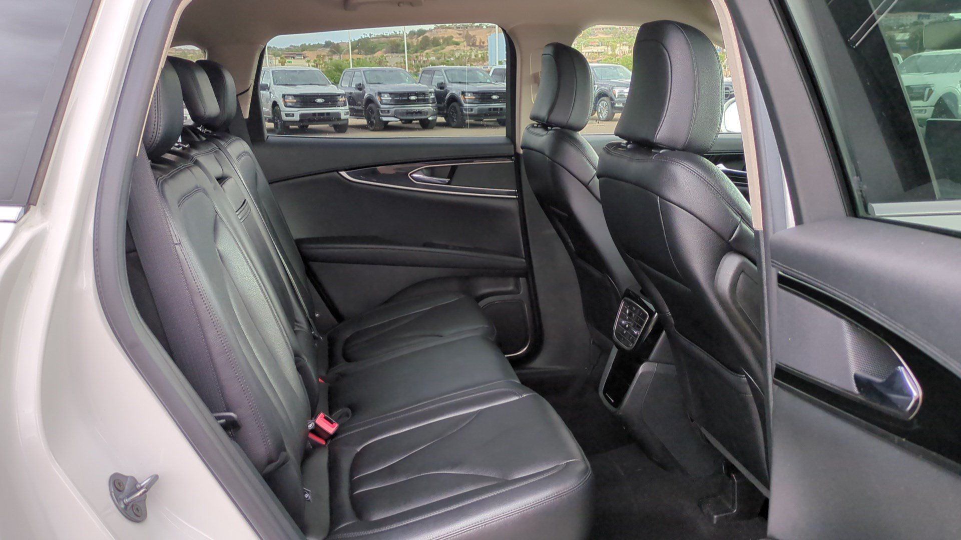Used 2023 Lincoln Nautilus FWD w/ Premium Package image 29