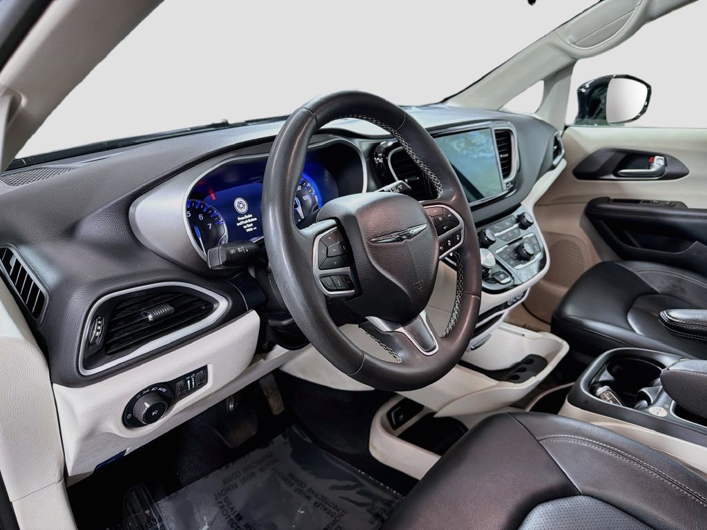 Used 2024 Chrysler Pacifica Touring-L FWD image 11