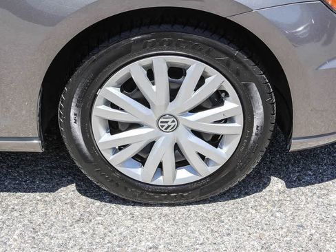 Used 2015 Volkswagen e-Golf Limited Edition FWD image 9