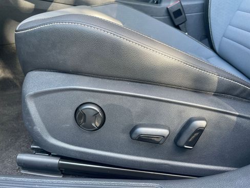 Used 2025 Volkswagen Jetta SE image 23