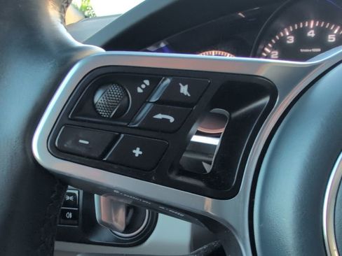 Used 2021 Porsche Cayenne w/ Premium Package image 23