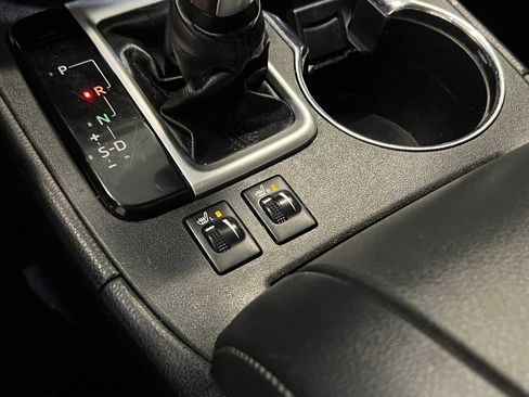 Used 2018 Toyota Highlander SE image 28