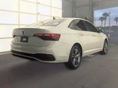 Used 2024 Volkswagen Jetta SE w/ Panoramic Sunroof Package FWD image 5