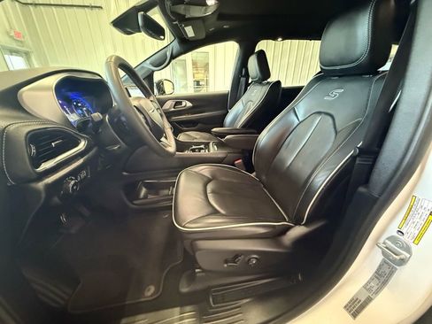 Used 2025 Chrysler Pacifica Limited image 22